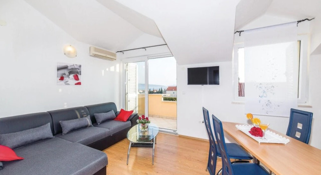 Beautiful Home in Kastel Kambelovac With Wifi and 3 Bedrooms, Rezerwuj Hotel Hotele w Split-Dalmatia County z parkingiem, Parking