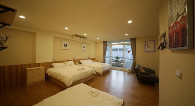 Четырёхместный номер Comfort с балконом и с видом на город YO HOO 16 House
