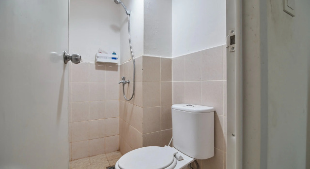 Room Rendi @ Podomoro Golf View, Rezervasyon Otel Depok West Java
