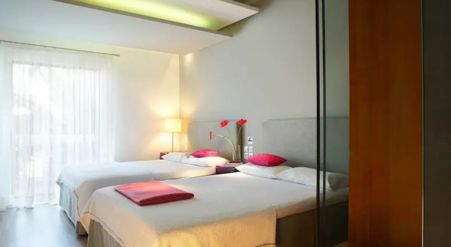 Двухместный семейный номер Standard с балконом и с видом на сад Kamari Beach Hotel