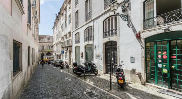 Beautiful and Stylish 5BR in the heart of Chiado, Забронировать Отель Мизерикорди Лиссабон, рядом с Money Museum