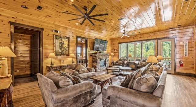 The Majestic Pine Retreat 13 Bedroom Home by Redawning, Забронировать Отель Гатлинберг Great Smoky Mountains National Park, рядом с Парк аттракционов Earthquake the Ride