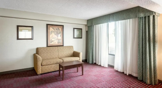Четырёхместный номер Standard с видом на бассейн Best Western Premier Lakeland North