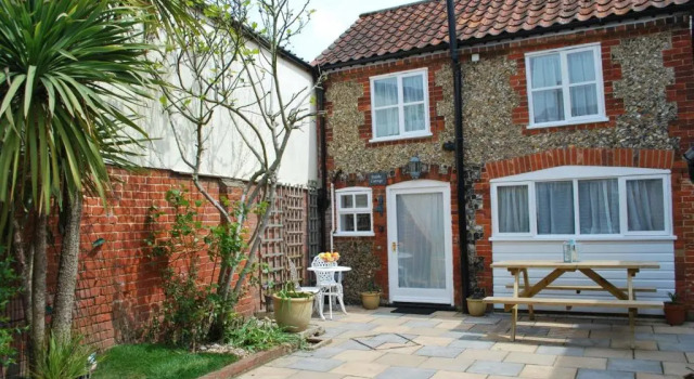 Коттедж Romantic Flint Cottage on the Suffolk Coast