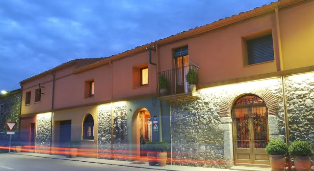Can Coll I, Reservar Hotel Garriguella 