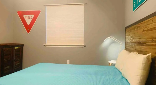 Amazing House to Relax & Enjoy Austin - King Bed, Huge TV, Near Park & Shopping, Book Hotel Round Rock Greater Austin