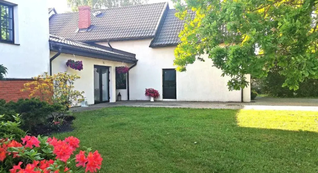 Коттедж с 2 комнатами Garden View Home