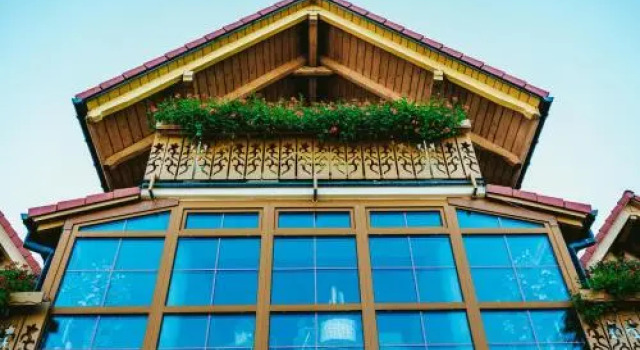 Karolowy Dwór, Book Hotel Hoteller i Silesia med parkering, Parkering