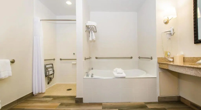 Одноместный люкс Hilton Garden Inn Charlottesville