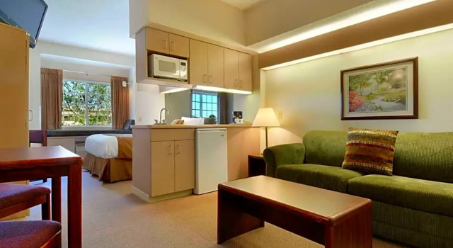 Номер Deluxe Microtel Inn & Suites by Wyndham Bloomington MSP Airport