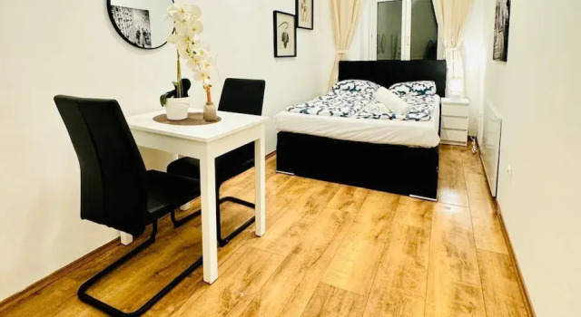 5BR Apartment for 10 Near Alterlaa