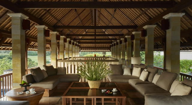 Кровать в общем номере с 6 комнатами Aman Villas at Nusa Dua