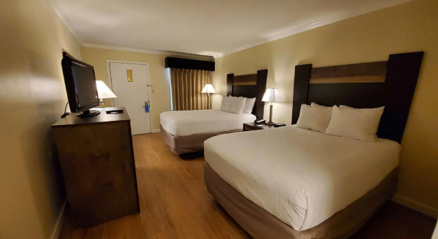 Четырёхместный номер Deluxe Days Inn by Wyndham Wilmington Brandywine