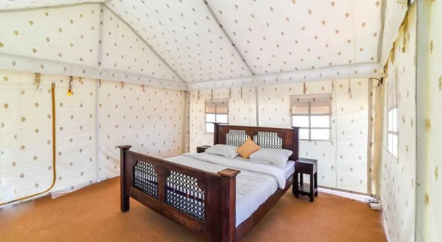 Кровать в общем номере Aspirants Trishul Desert Resort