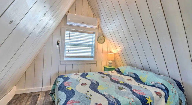 Коттедж 2 Blocks to Surfside Beach: A-frame Home w/ Deck