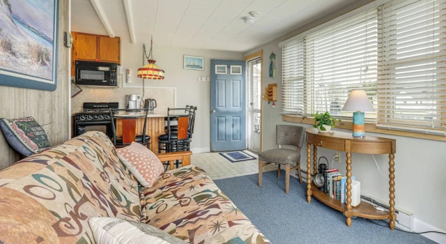 Walk to Beach & Pool! East End P-town Condo