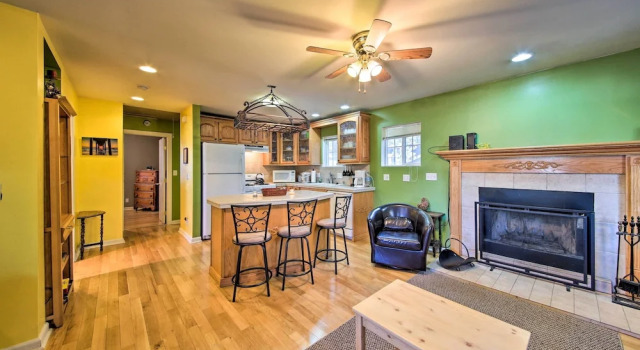 Cozy Home w/ Wood Fireplace: 4 Mi to Big Bear Lake, Забронировать Дом для отпуска Коттеджи Woodlands, Коттедж