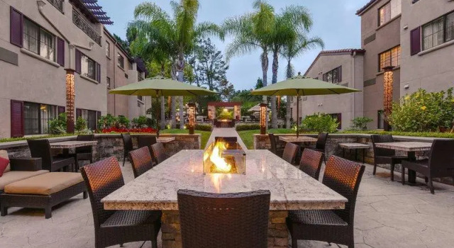 Кровать в общем номере Courtyard Palo Alto Los Altos
