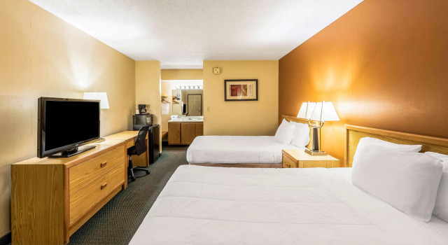 Четырёхместный номер Standard Americas Best Value Inn St. Marys