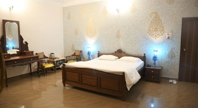 Vijaigarh Kothi - Heritage boutique, Забронировать Отель Отели Варанаси с парковкой, рядом с Kedar Ghat, Парковка