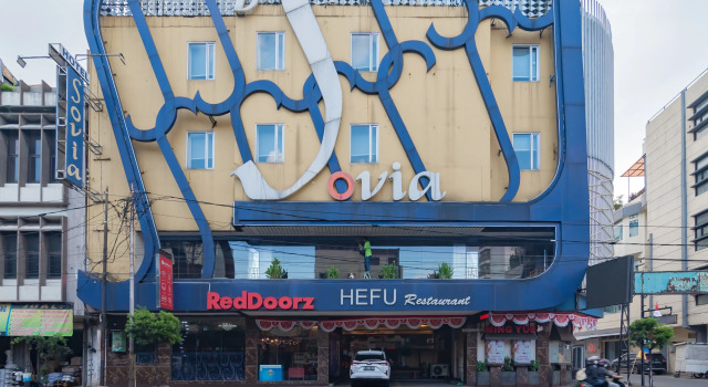 RedDoorz near Pasar Baru Bandung, Book Hotel Hotels in Bandung with Parking, near Bandung Indah Plaza, Parking