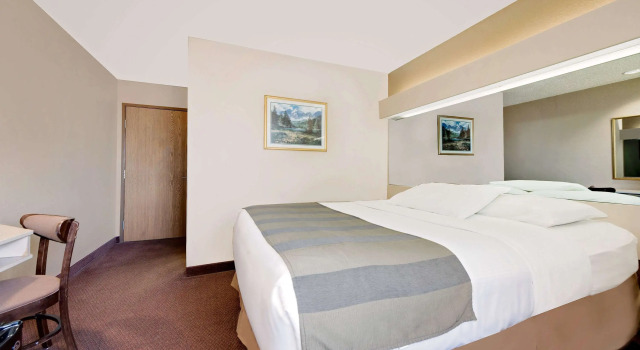 Microtel Inn & Suites by Wyndham Joplin, Забронировать Отель Джоплин Озакр, рядом с Lake Erie Wine Country