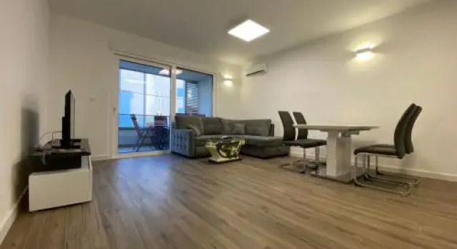 Apartment Slavka, Varaa Huoneisto Hotellit Strožanac pysäköinnillä, Pysäköinti