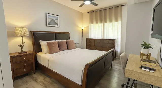 3BR Townhome w/ Pool & BBQ Near Disney, Забронировать Дом для отпуска Отели Киссимми с парковкой, рядом с Osceola Square Mall, Парковка