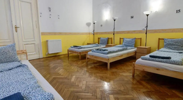 Кровать в общем номере Pals Hostel and Apartments