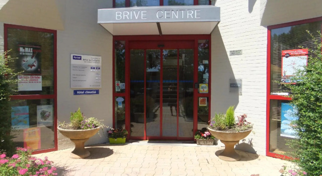 Кровать в общем номере Hotel Restaurant Kyriad Brive Centre