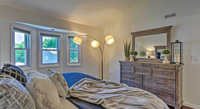 Updated Home w/ Patio Half Mile to West Point, Buchen Sie Ferienhaus Highland Falls Hudson Valley