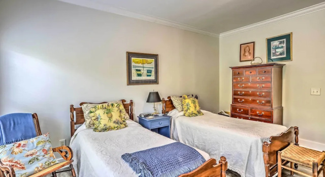 Family Beach Home; Walk to N Litchfield Beach, Забронировать Отель Litchfield Beach Полис-Айленд, рядом с Пляж Литчфилд