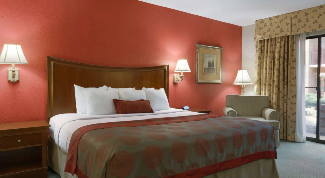 Ramada by Wyndham Raleigh, Book Hotel Raleigh Raleigh-Durham Metropolitan Area
