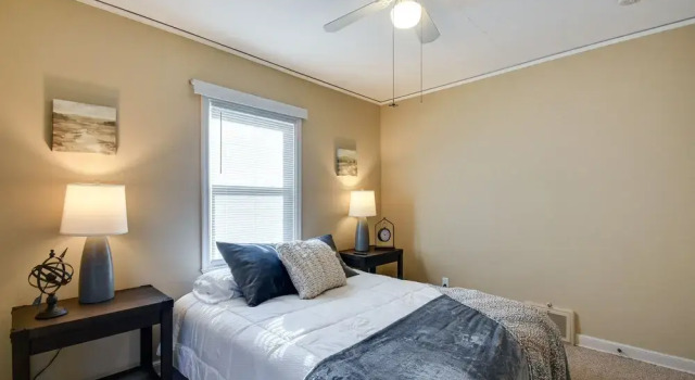 Коттедж Quaint Cedar Rapids Home, 4 Mi to Downtown!