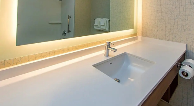 Четырёхместный люкс Holiday Inn Express Hotel & Suites Roseville - Galleria Area by IHG