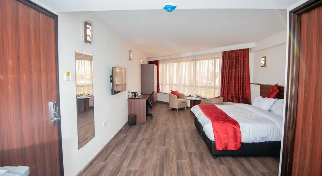 Modern , Spacious King Studio With Kitchenette