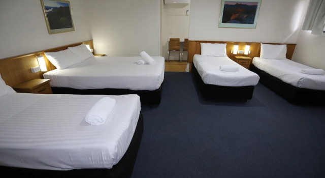 Четырёхместный семейный номер Standard Reign Inn Newcastle