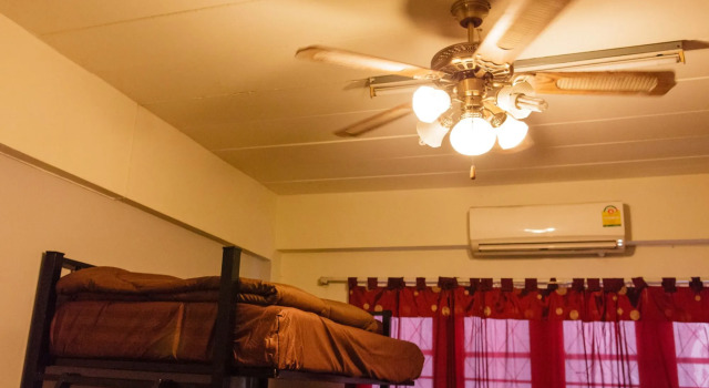 Starnong Cafe & Hostel, Забронировать Хостел Хостелы Чиангмай, рядом с Рынок Варорот/Рынок Кад-Луанг, Хостел