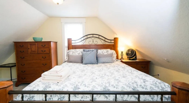 Artisan Victorian Spacious Backyard Great Location