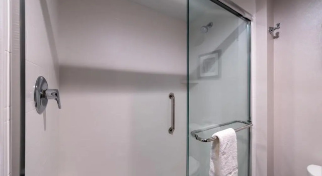 Четырёхместный люкс Hampton Inn & Suites Winston-Salem Downtown