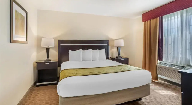 Двухместный люкс с балконом Best Western Luxury Inn