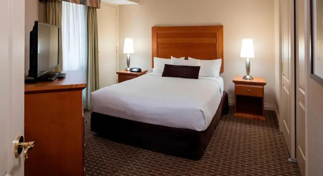 Номер Standard с 2 комнатами с балконом и с видом на город Delta Hotels by Marriott Grand Okanagan Resort