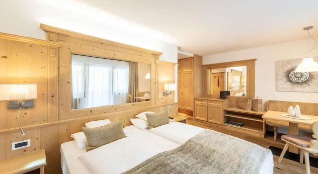Четырёхместный номер Comfort с балконом Hotel Arkadia