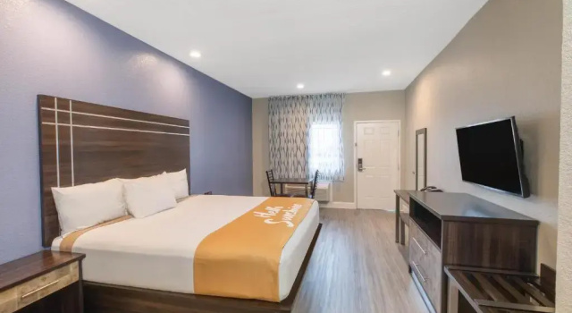 Четырёхместный номер Standard Days Inn & Suites by Wyndham La Porte