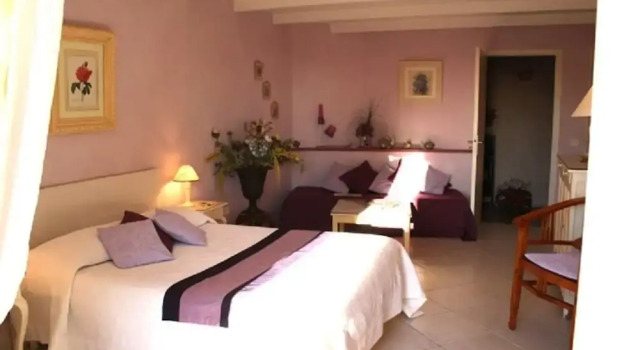 Les Roches Rouges Chambres d'hôtes, Rezerwuj Hotel Hotele w Ventabren z basenem, Basen