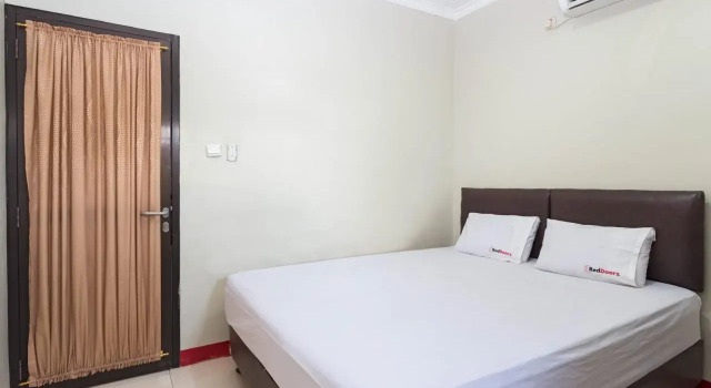 RedDoorz @ Aselih Jagakarsa, Book Hotel Depok West Java