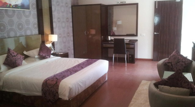 Saffron Hotel, Забронировать Отель Отели штата Махараштры 3 звезды, 3*
