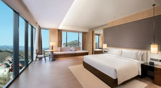 Номер Standard c 1 комнатой с балконом и с видом на горы Crowne Plaza Zunhua Hot Spring Town by IHG