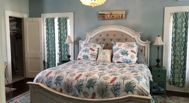 Номер Standard c 1 комнатой с балконом и с видом на сад Avenue O Bed and Breakfast