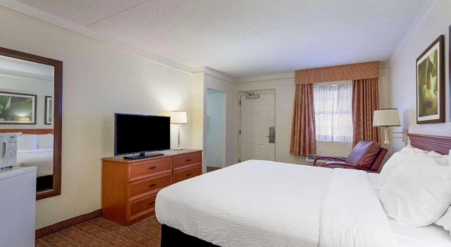 Двухместный номер Deluxe La Quinta Inn by Wyndham Huntsville Research Park